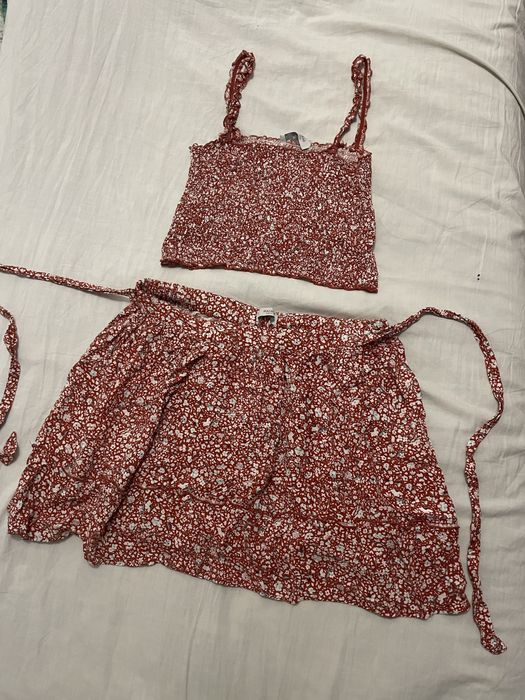 Рокли, поли, два комплекта, къс клин и блестяща елегантна блуза