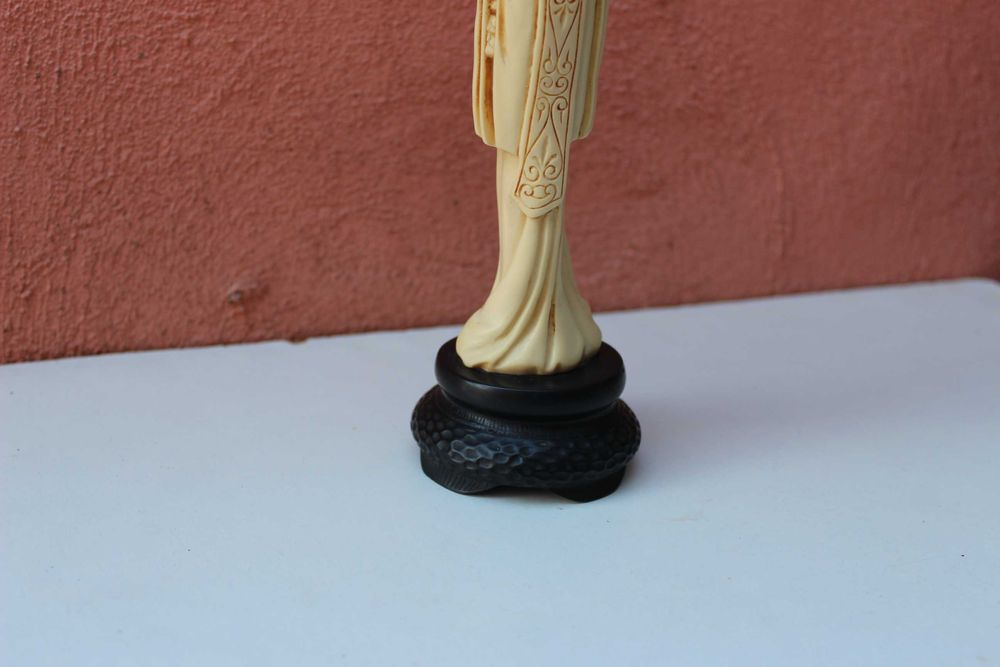 Figurina CHINA - GUANYIN, baza lemn, lucrata manual
