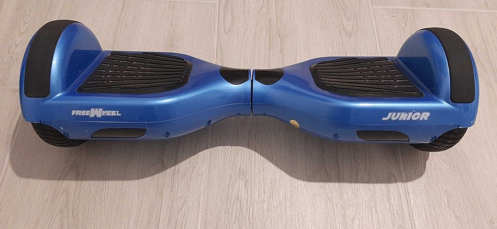 Vând Hoverboard albastru si echipament de protecție nou.
