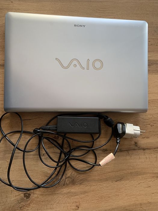 Лаптоп Sony VAIO VPCEC1M1E – Intel Core i3, 4 GB RAM + зарядно
