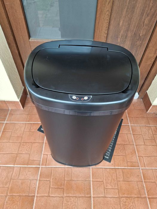 Cos de gunoi automat 68L Majestic Negru