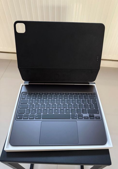 Husa Magic  Keyboard pentru Ipad Pro 13 inch