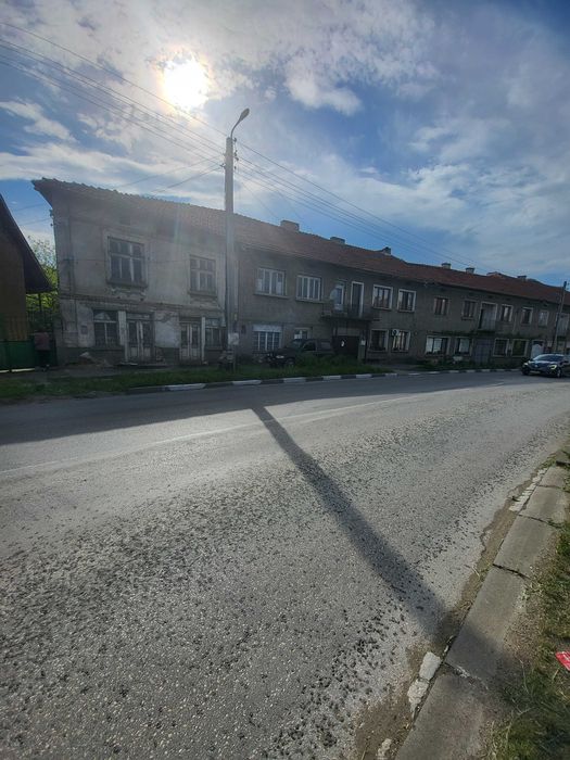 Къща с 2658 кв.м. парцел в с. Петревене