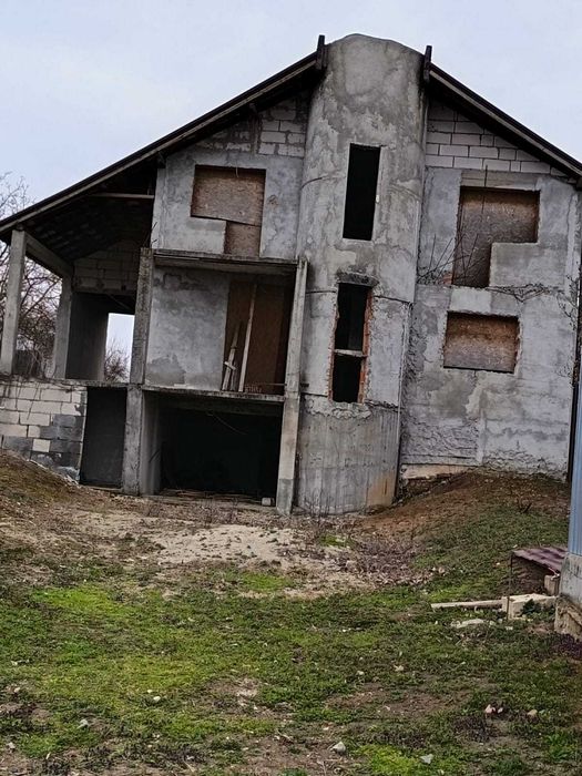 Vils la gri in Buftea, Strada Indepententei,NR 8 ,Calul Balan