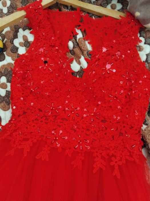 Продавам рокля за 100 лева носена е 2 часа