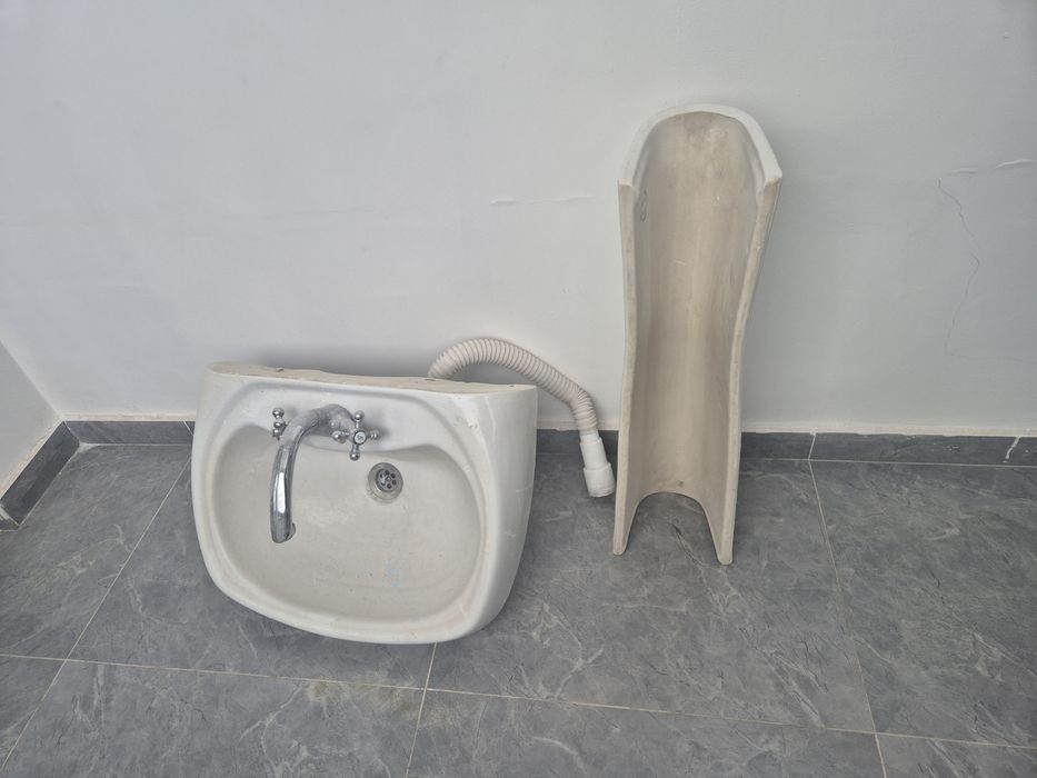 Туалет и раковина для рабочих