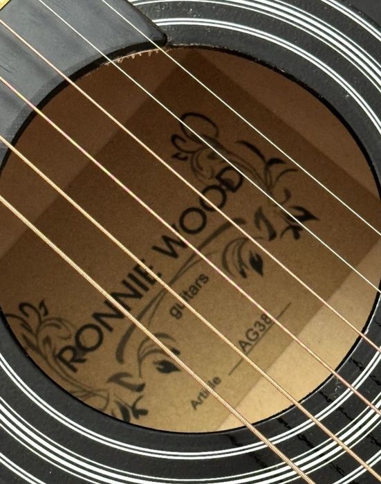 Классицеская гитара со струнами и каподастором