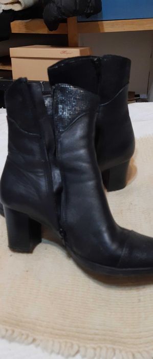 Обувки
Номера 38 .37.носени малко много добро състояние