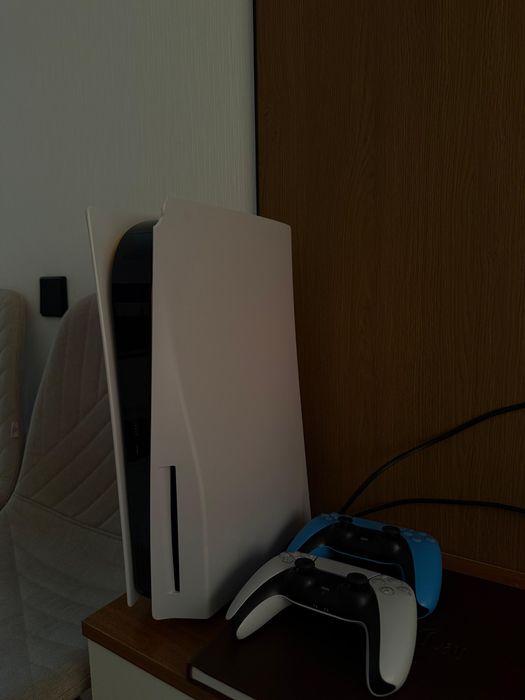 Play Station 5 + два джостика