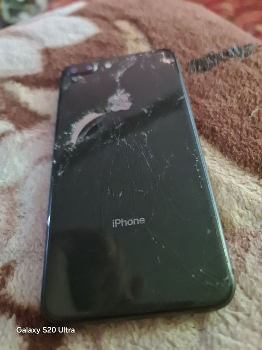 Айфон 8+         .