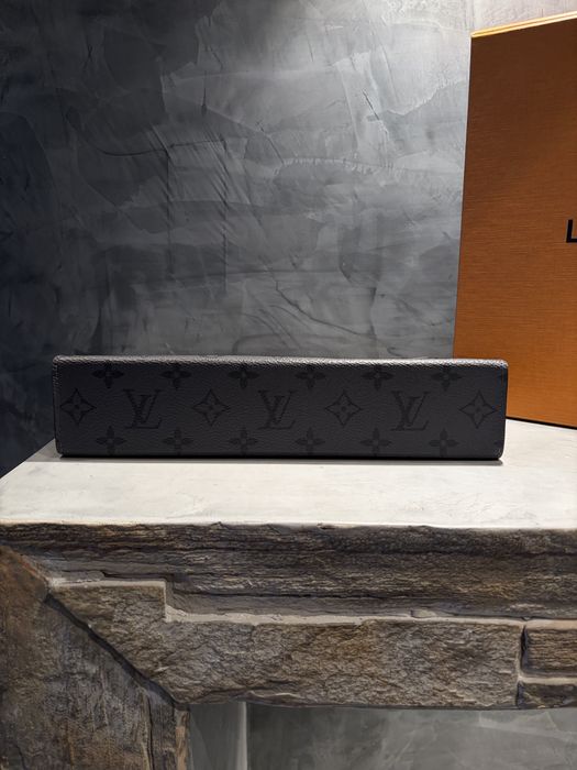 100% ОРИГИНАЛЕН Louis Vuitton Clutch Voyage MM + бележки и кутия