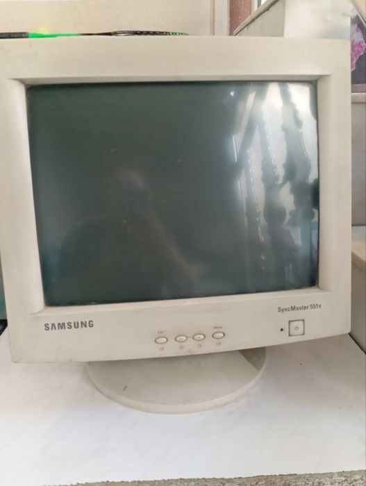 Samsung monitor sotiladi