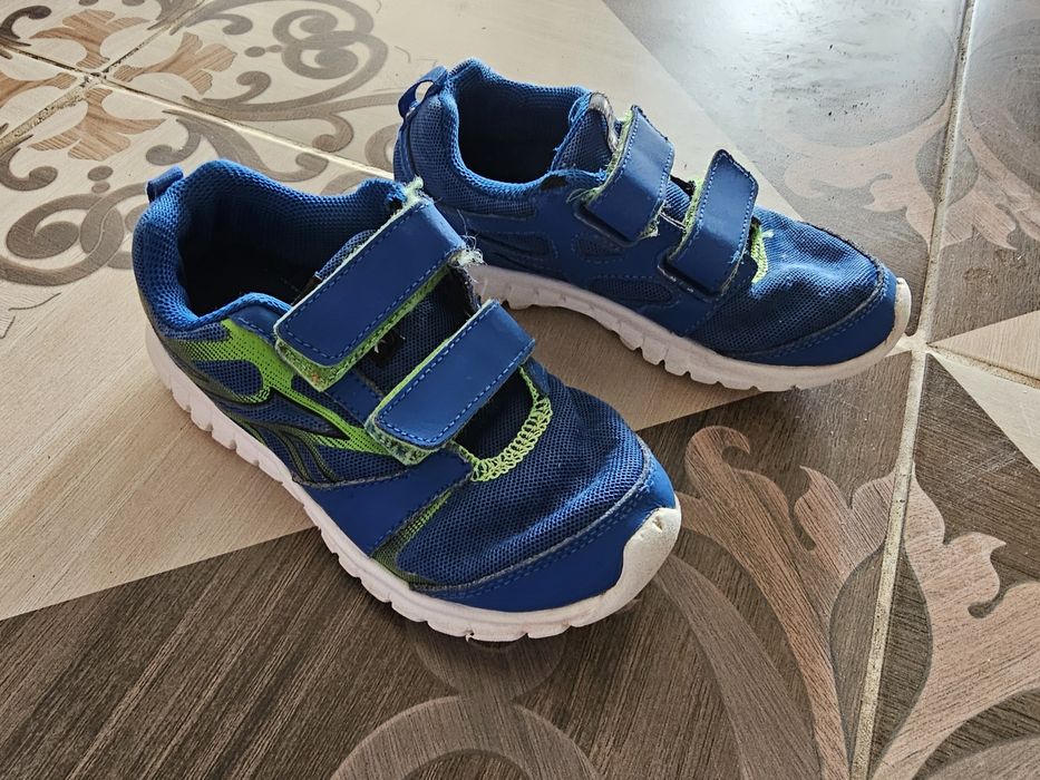 Продам детские кроссовки