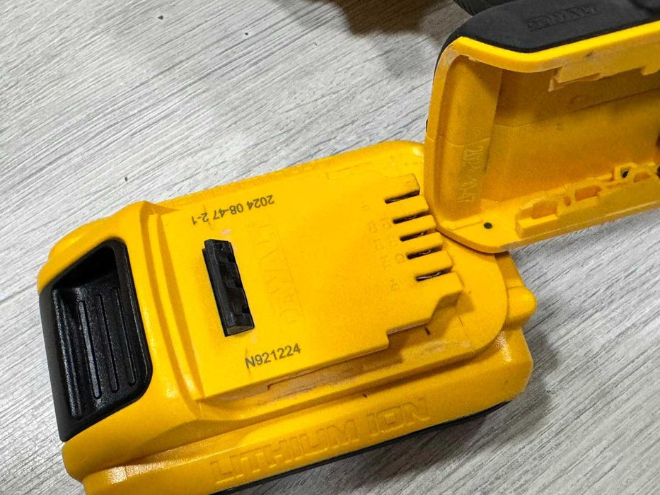 Акумулаторен Безчетков Винтоверт DeWalt DCF787  18V  XR