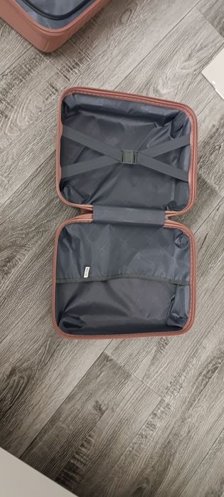 Продам чемодан + бьюти кейс