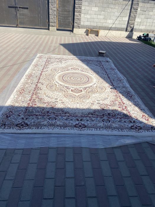 Продам ковер почти новый