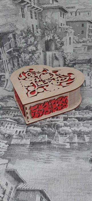 Деревянная шкатулка