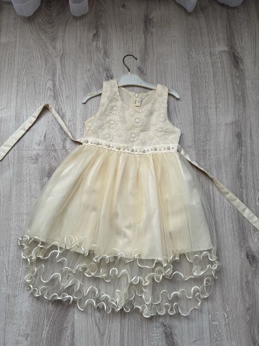 Праздничное платье для девочки в хорошем состоянии.