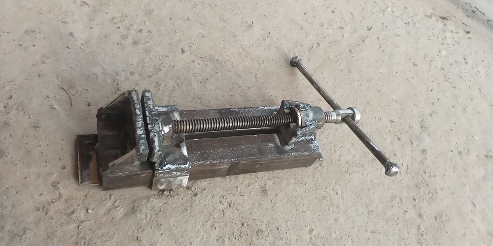 Слесарние тиска сотилади.