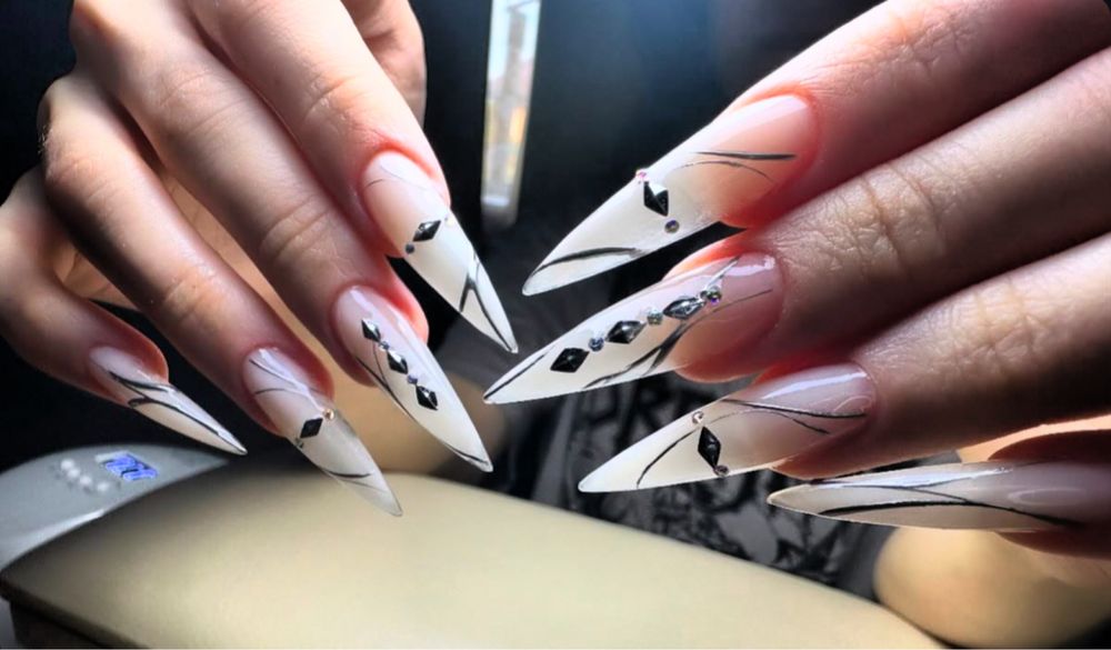 Гель лак4500(с дизайном) наращивание-5500, педикюр(с пяточка)5000