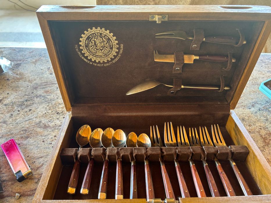 Прибори за хранене от бронз 15части в масивна дървена  кутия.