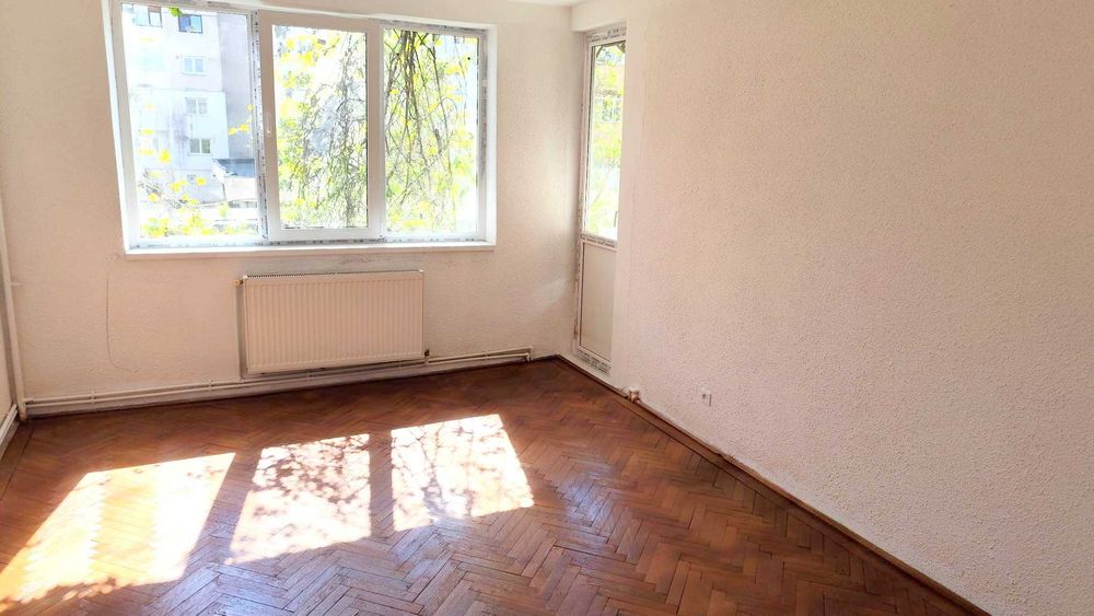 Vand apartament 3 camere str.Carpati, decomandat