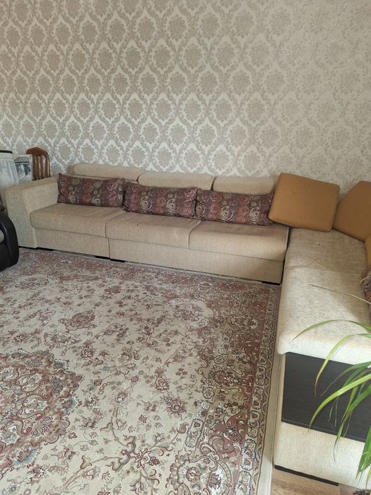 Угловой диван в хорошем состоянии