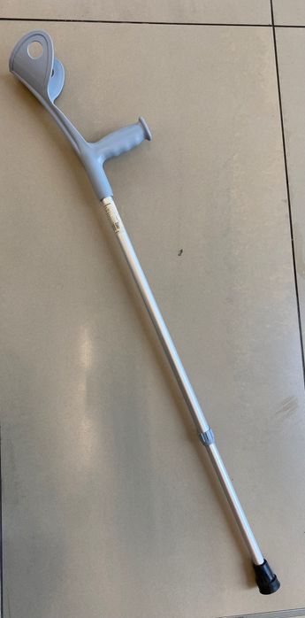 Cârjǎ cu sprijin pe antebraț