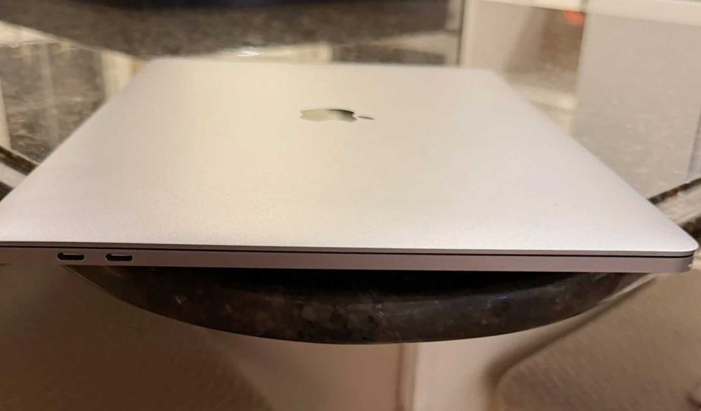 Macbook Pro 15 inch 2018 oxiri + Srochna sotiladi