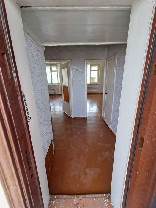 Zarafshon shahridagi 3-mikrorayon 8-uy 15-xonadon srochna sotiladi