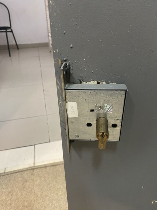 Вместительный металлический сейф