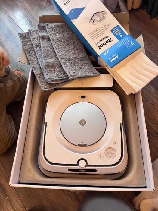 Irobot M6-Robot spala pardoseala.