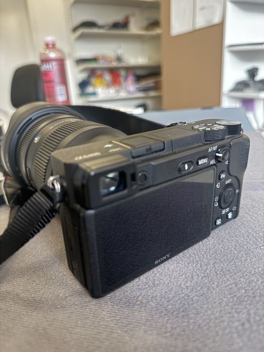 Безогледална камера Sony a6400 с обектив на sigma