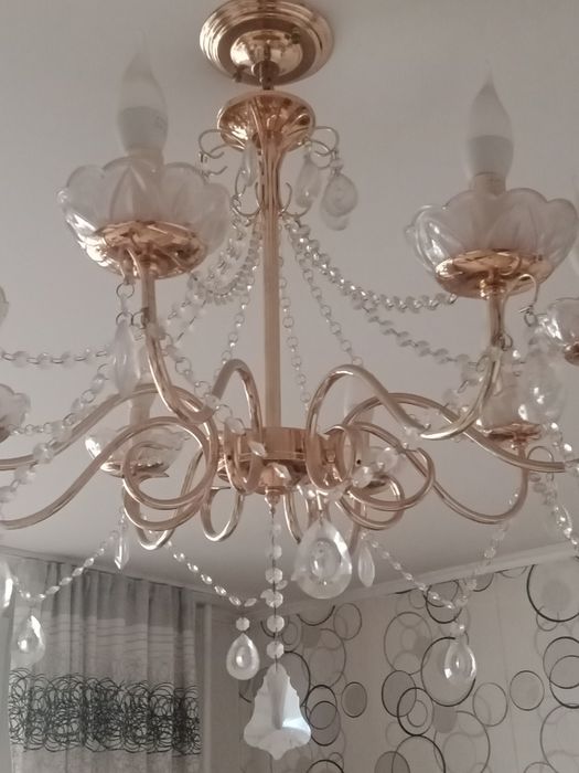 Продаются люстра..8-рожковый