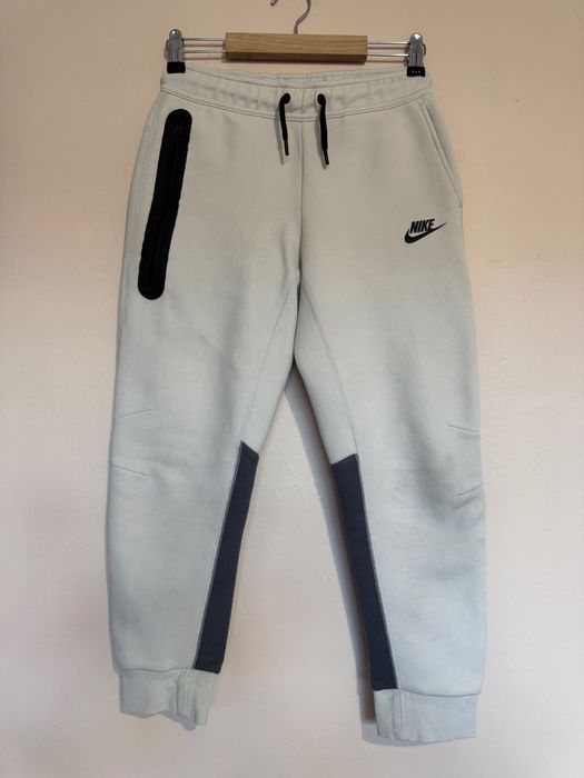 Детски долнища Nike Tech Fleece.