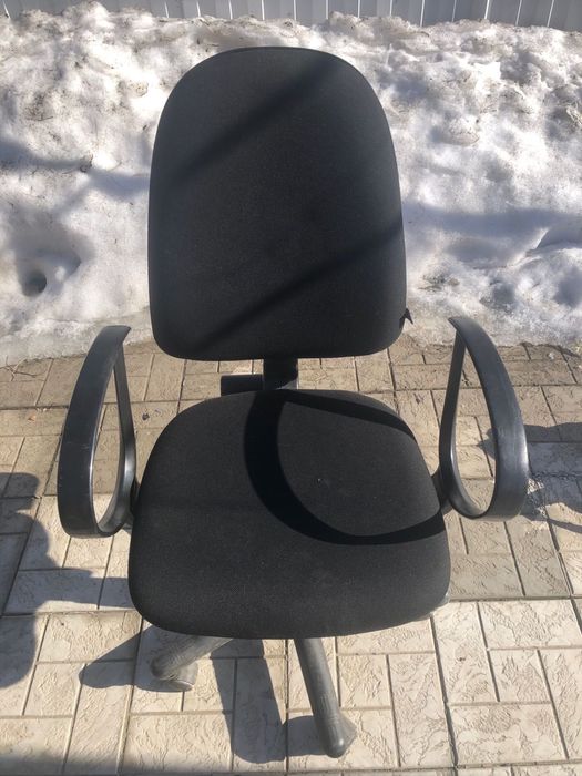 Продам кресло офисное есть 2 в наличии состояние хорошее