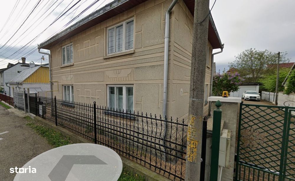Casă cu pivniță, garaj și teren de 400 mp în zonă urbană