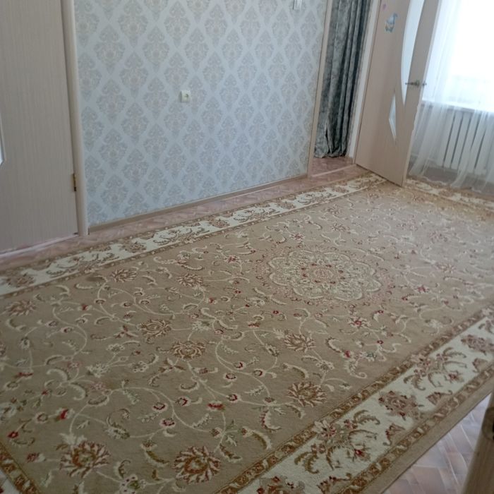 Продам ковер светлого цвета