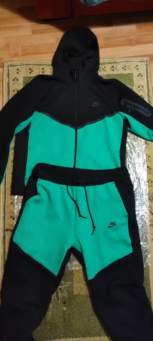 Oferta Trening NIKE TECH culoare unicat nu se mai găsește marimea L , XL model deosebit nou editie limitată