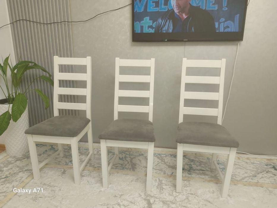 Стол и стуля.