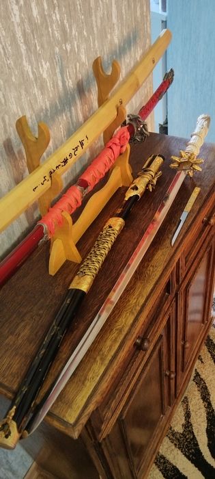 Мечи сувенирные.