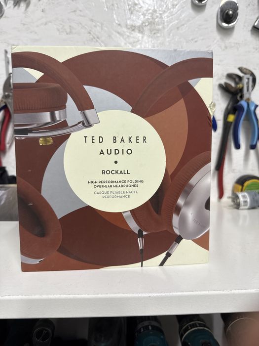 Casti audio Ted Baker , Noi in cutie