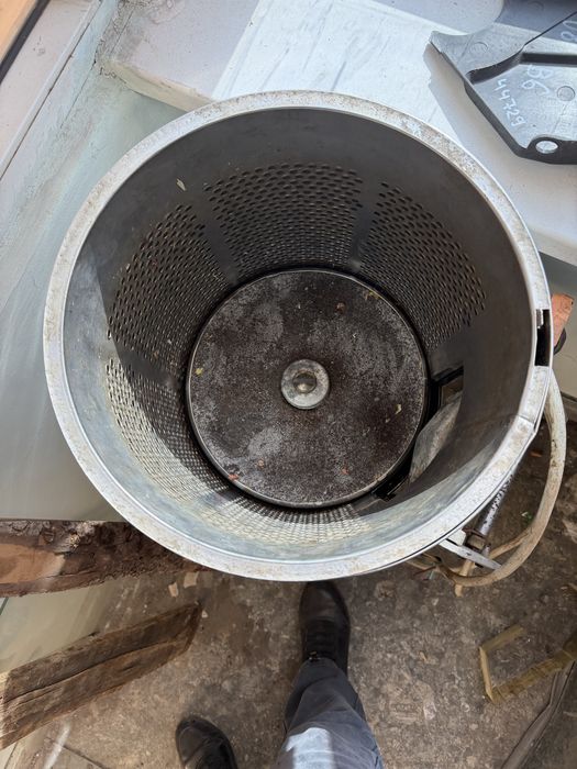 Промышленная овощечистка.