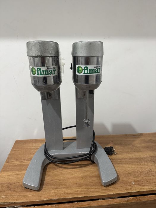 Коктейльница, стол с раковиной