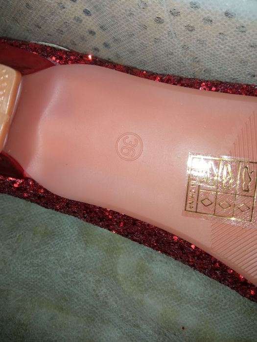 Pantofi fete-femei noi.