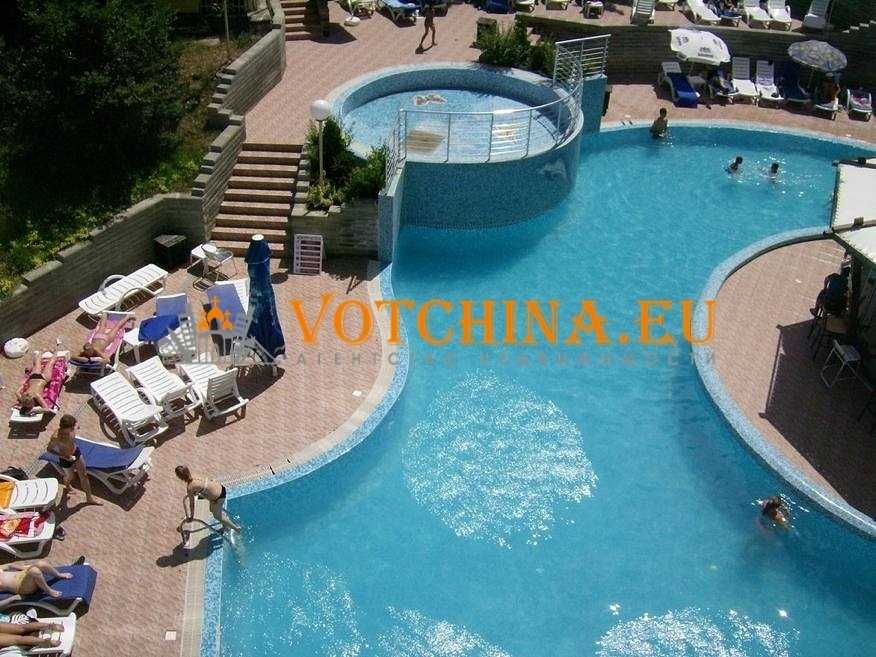 САМО НА 300 м ОТ ПЛАЖА! Двустаен апартамент с МОРСКА ПАНOРАМА и голям басейн – к.к. Златни пясъци (Никеа Парк)