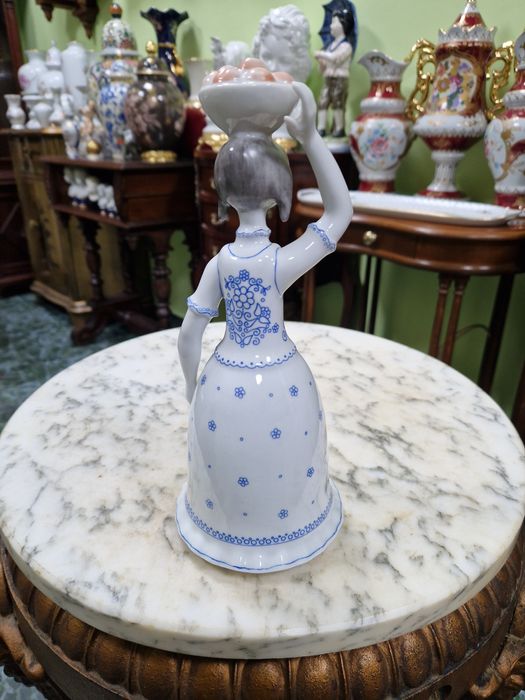 Прекрасна антикварна  унгарска порцеланова фигура Hollohaza