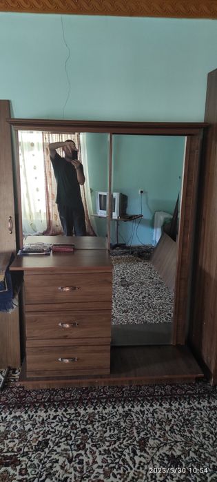 Деван ва трюмо сотилади