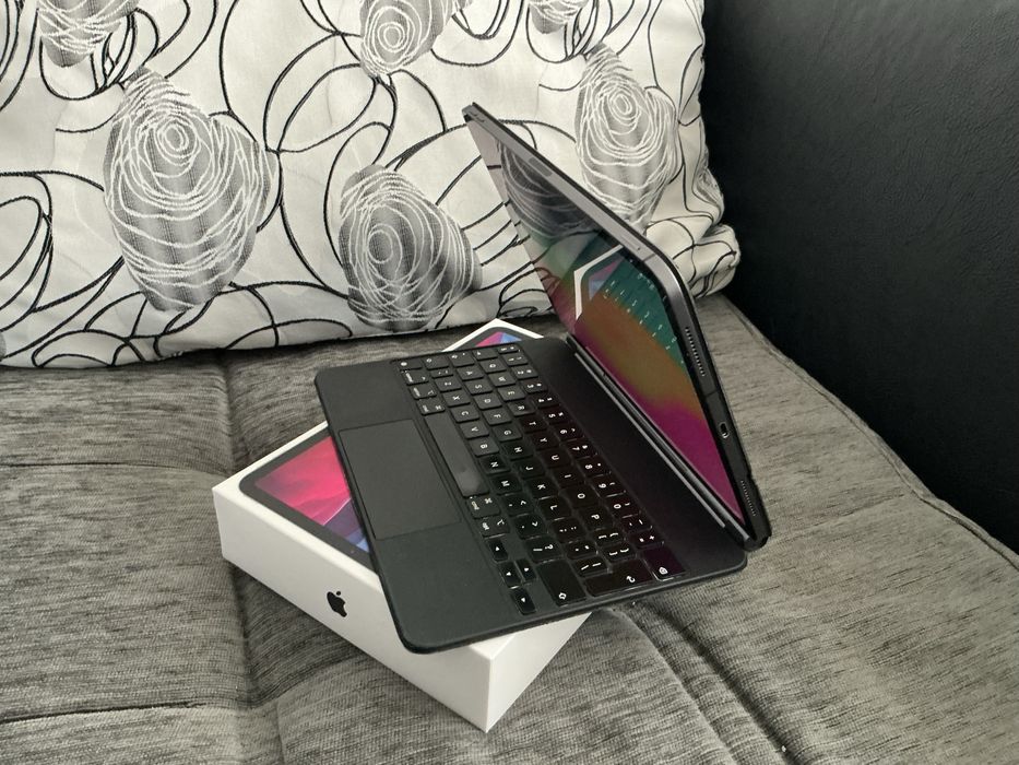 Отличен iPad Pro 11” WiFi + Cellular (2nd Generation) с Magic Keyboard