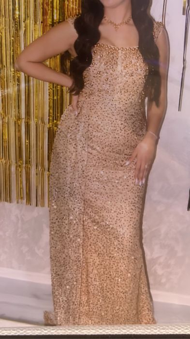 Здравейте  продавам рокля в цвят шампанско С/М размер